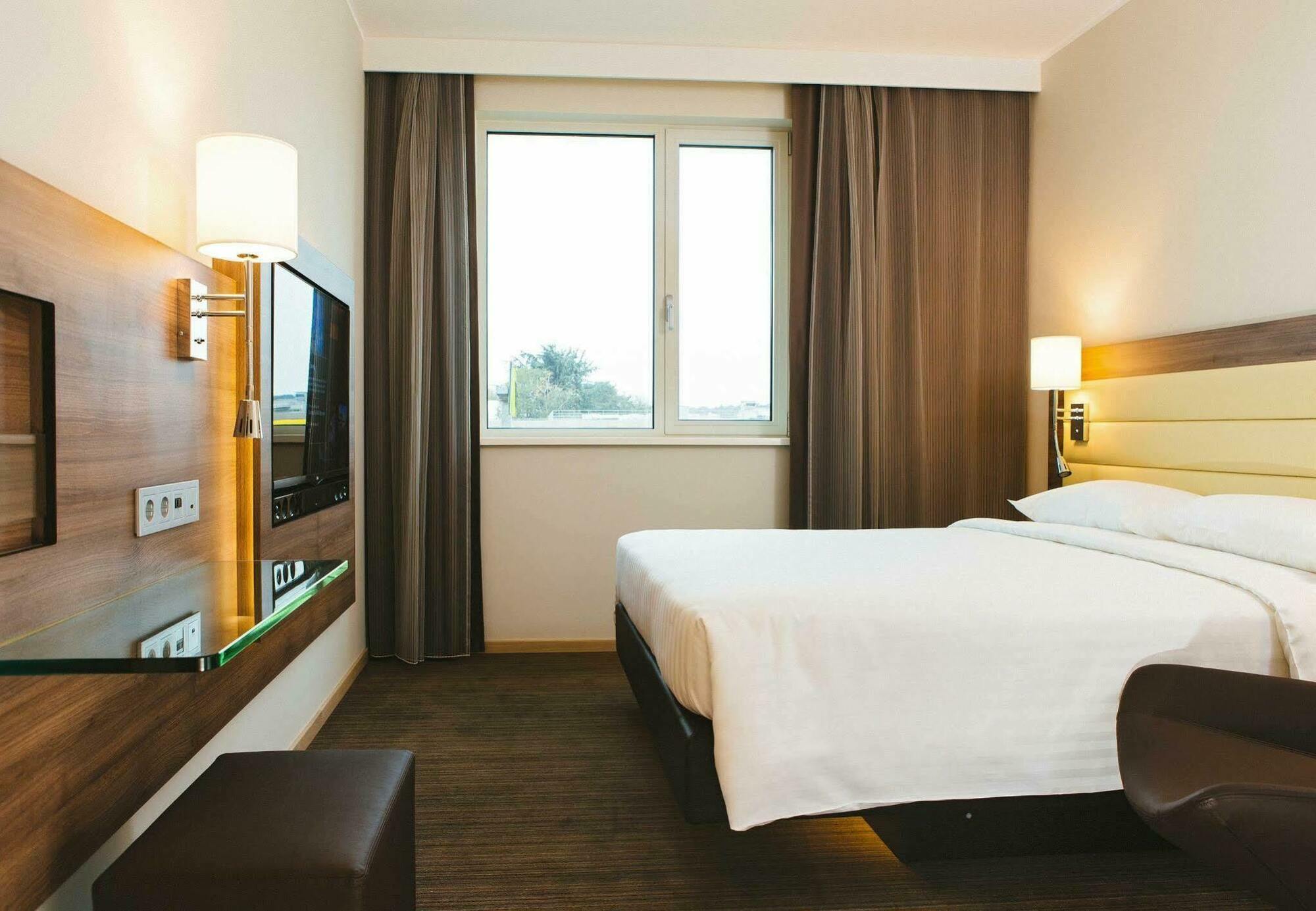 Hotel Moxy Milan Malpensa Airport Case Nuove  Esterno foto
